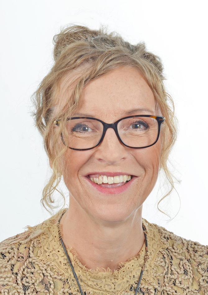 En person som bruker briller