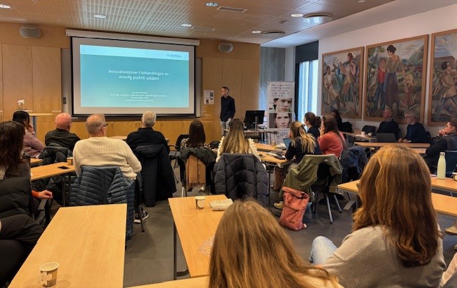 En kvinne som holder en presentasjon for en gruppe mennesker