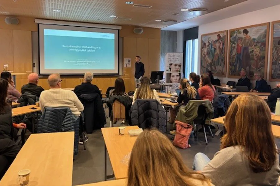 En kvinne som holder en presentasjon for en gruppe mennesker