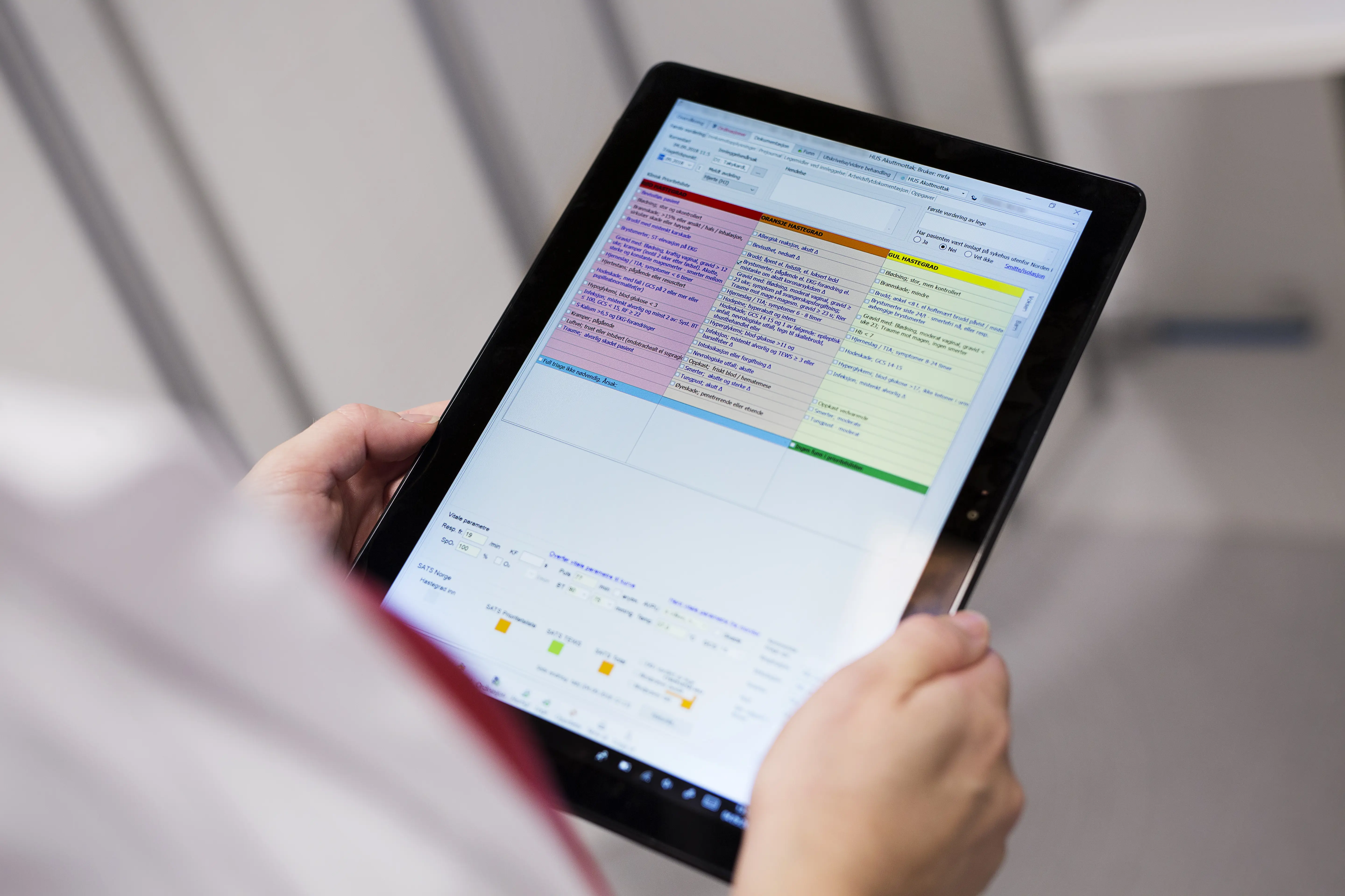 lege med nettbrett.triagering. foto