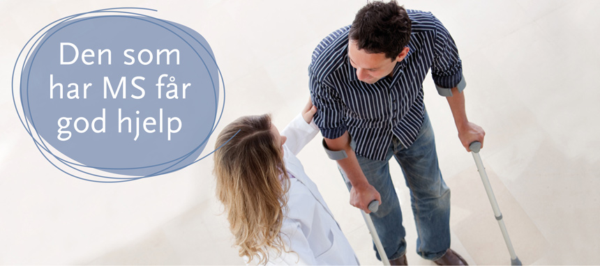Tekst på bilde "Den som har MS får god hjelp". Mann med krykker støttes av helsepersonell. Foto