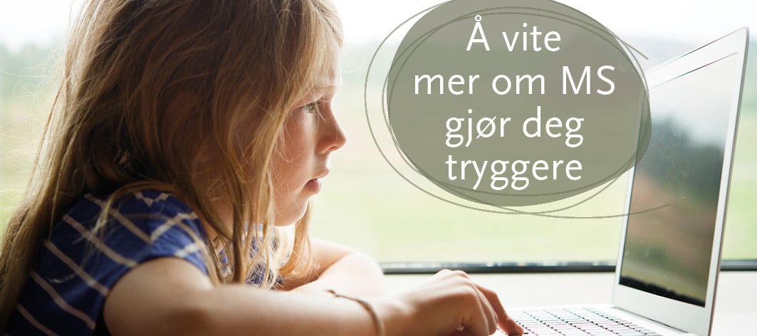 En kvinne som bruker en bærbar datamaskin