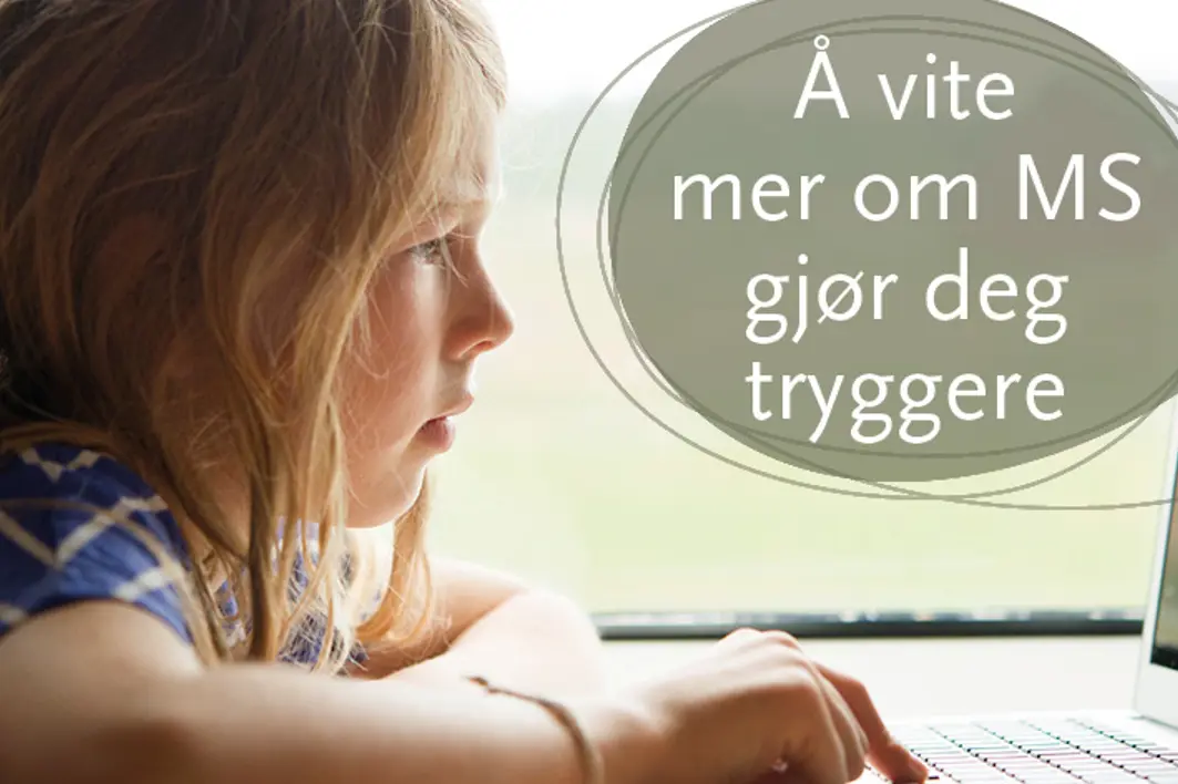 En kvinne som bruker en bærbar datamaskin