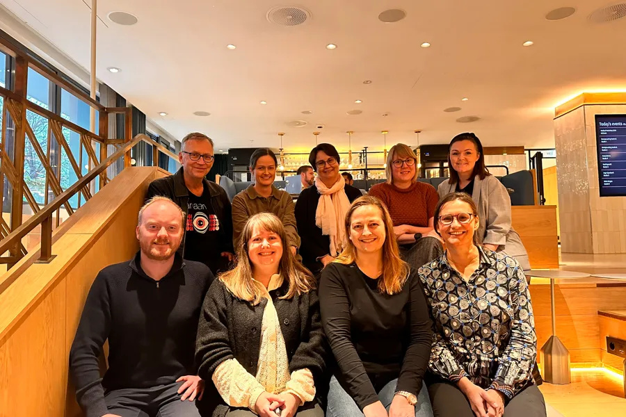 Gruppebilde av fagrådet for nasjonalt ect-register. Gruppe som sitter i en trapp