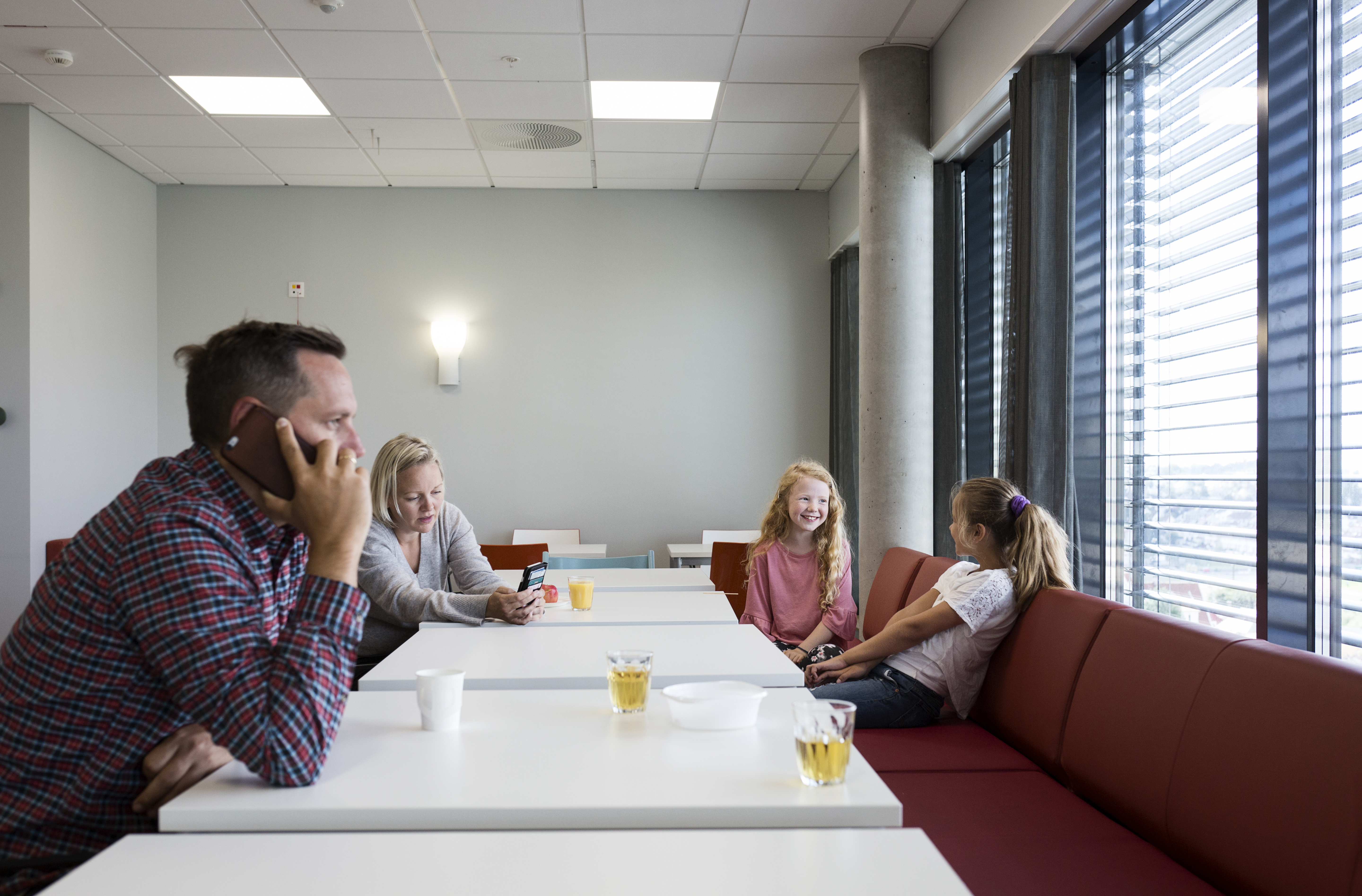 Familie på spisestue. Foto