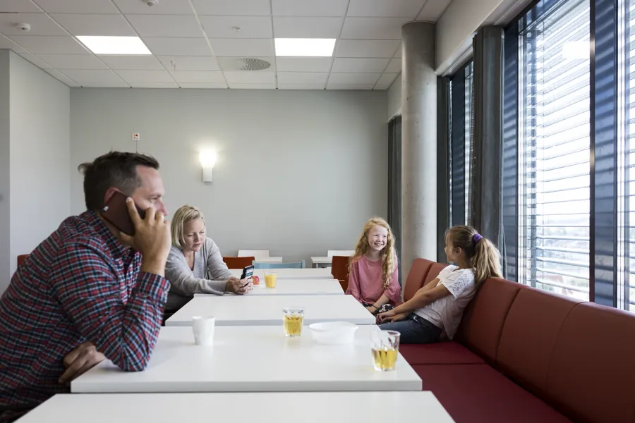 Familie på spisestue. Foto