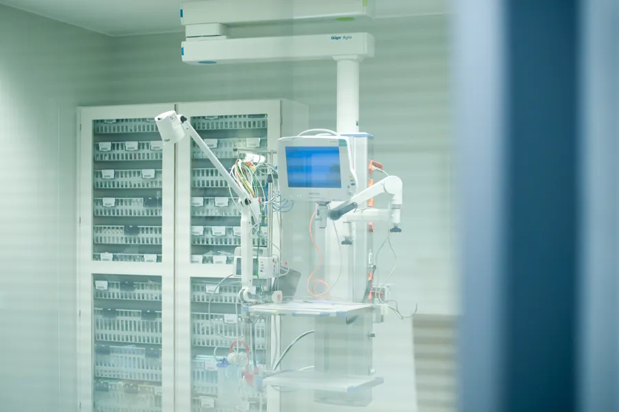 Foto tatt gjennom vindu av ett pasientscoop