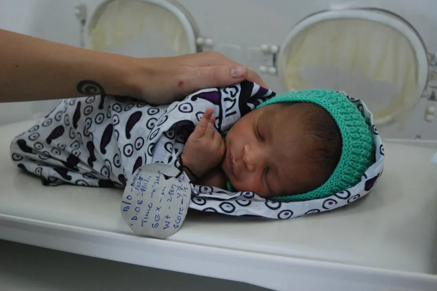 Nyfødt i kuvøse på Zanzibar