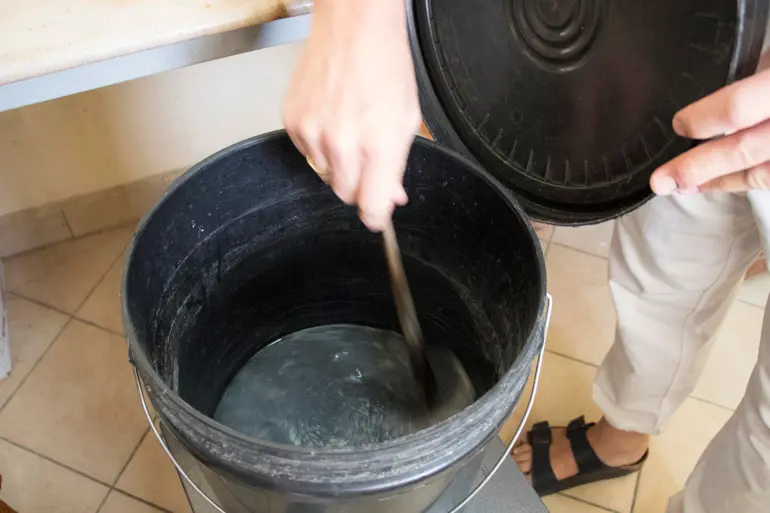 rører med pinne i svart bøtte