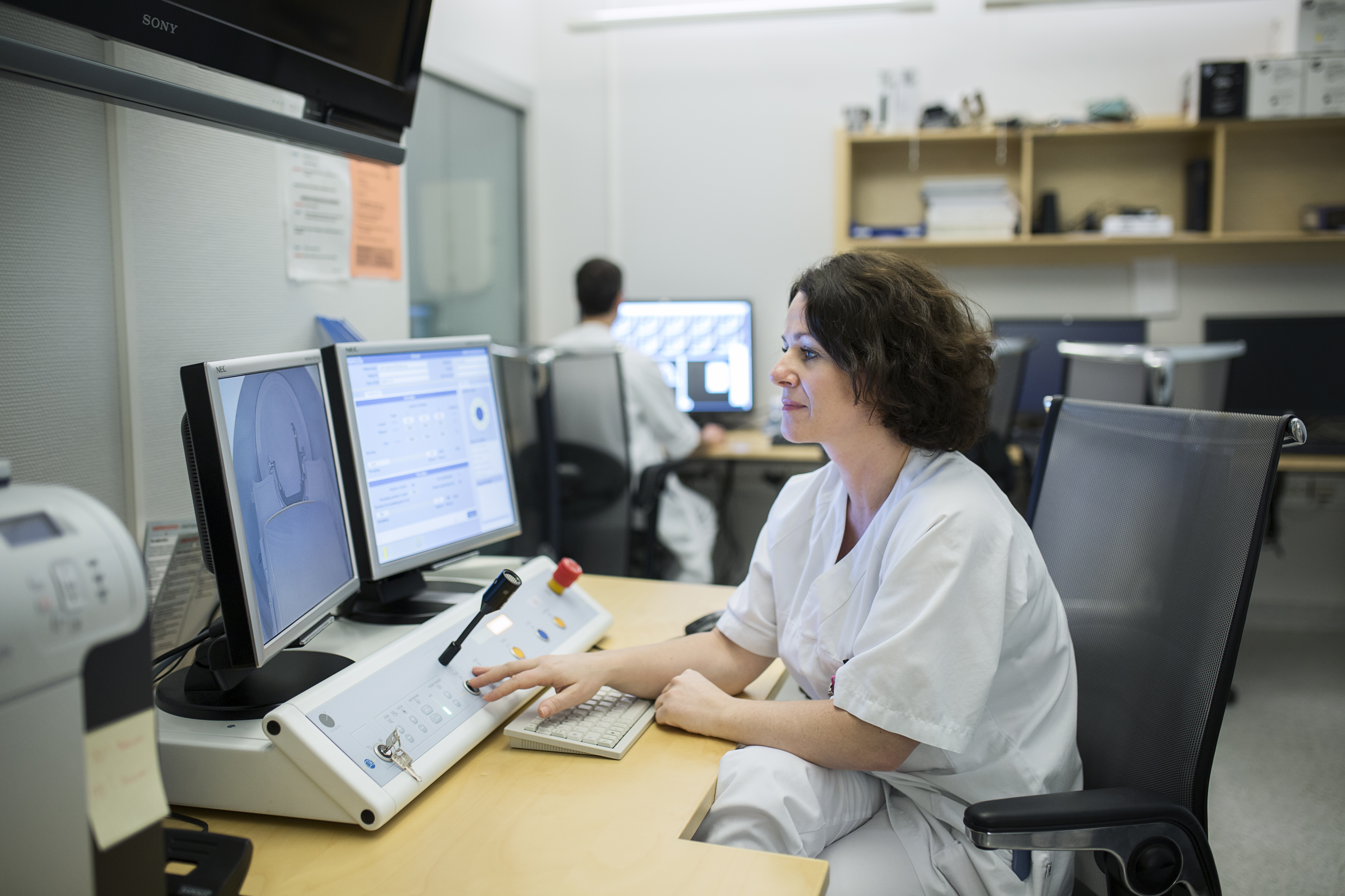 kvinnelig ansatt ser på pc-skjerm