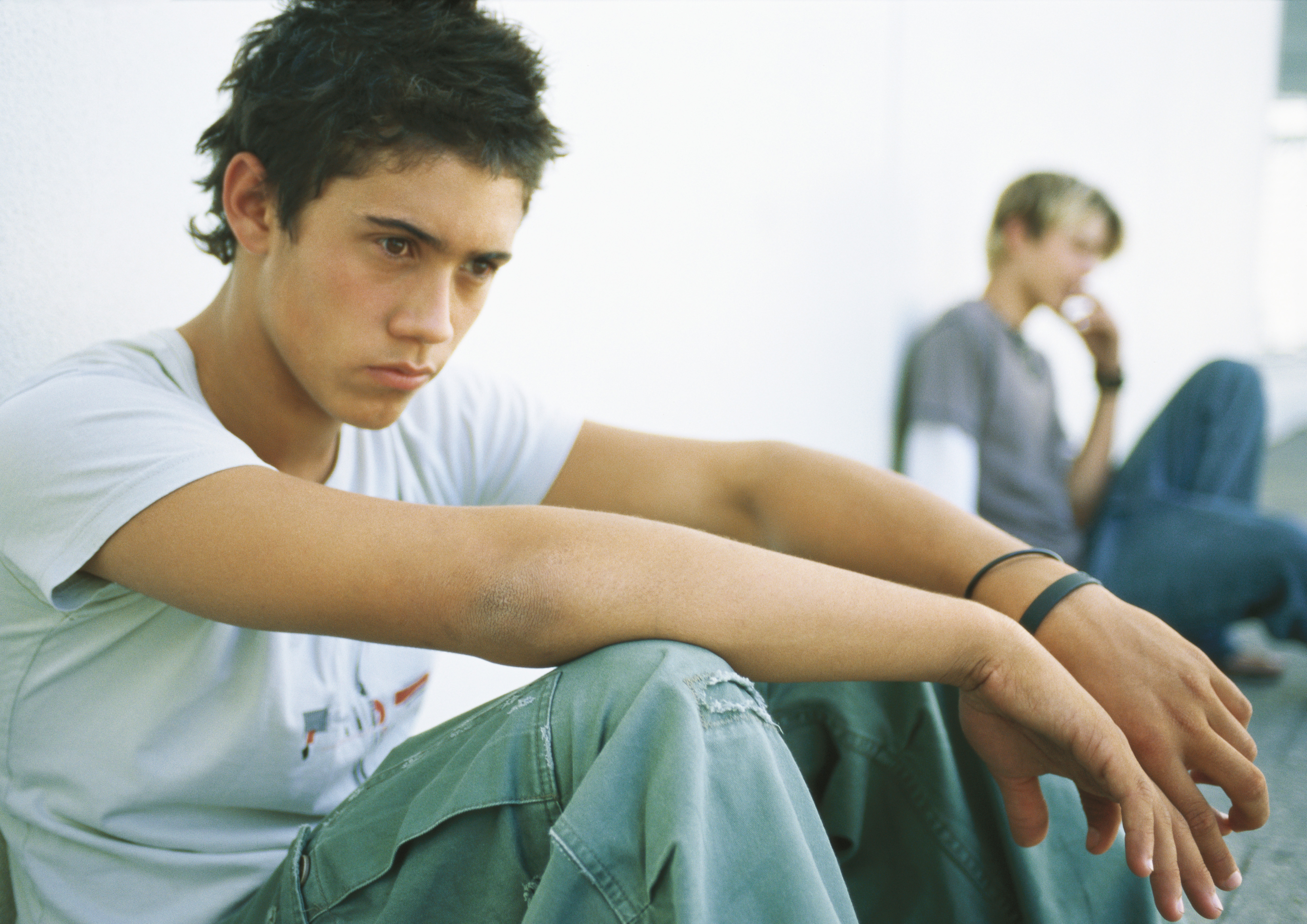 Tenåringsgutt sitter og ser