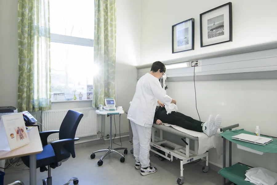 Uroterapeut med pasient. Foto