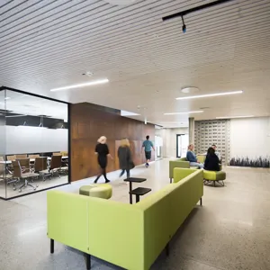 fellesområde sofa folk. foto