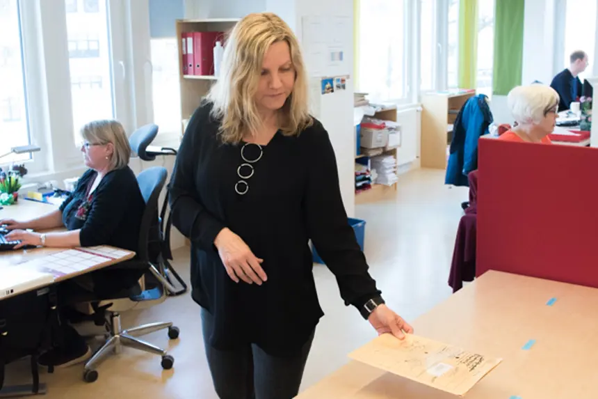 Ansatt i kontorlandskap. Foto