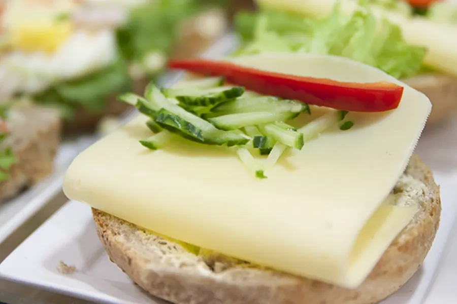 rundstykke med gulost.foto