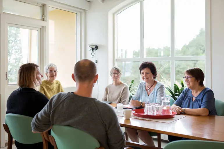 tverrfaglig team i møterom
