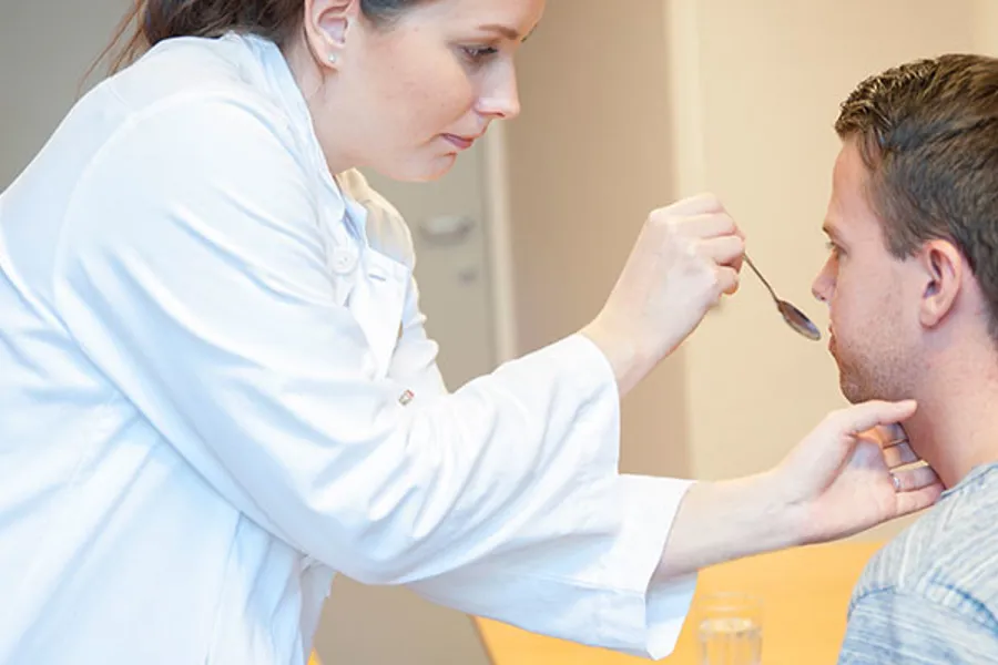 En lege som undersøker en pasient