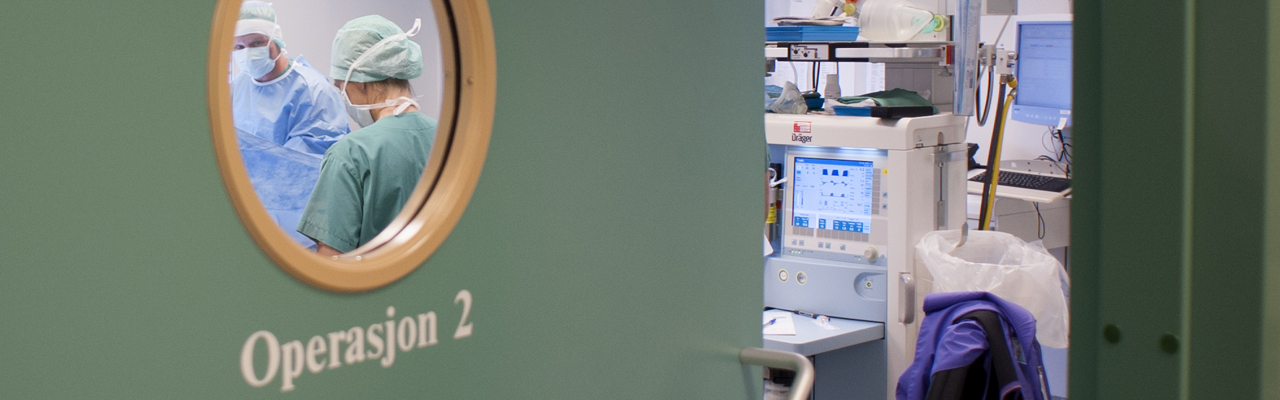 rundt vindu inn til operasjonsrom.foto