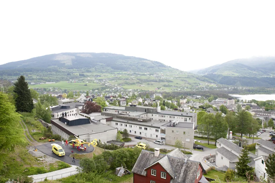 helikopter har landa. personell på bakken. voss. foto