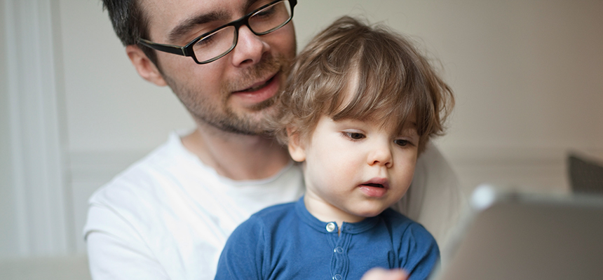 Far med gutt på fanget. Foto