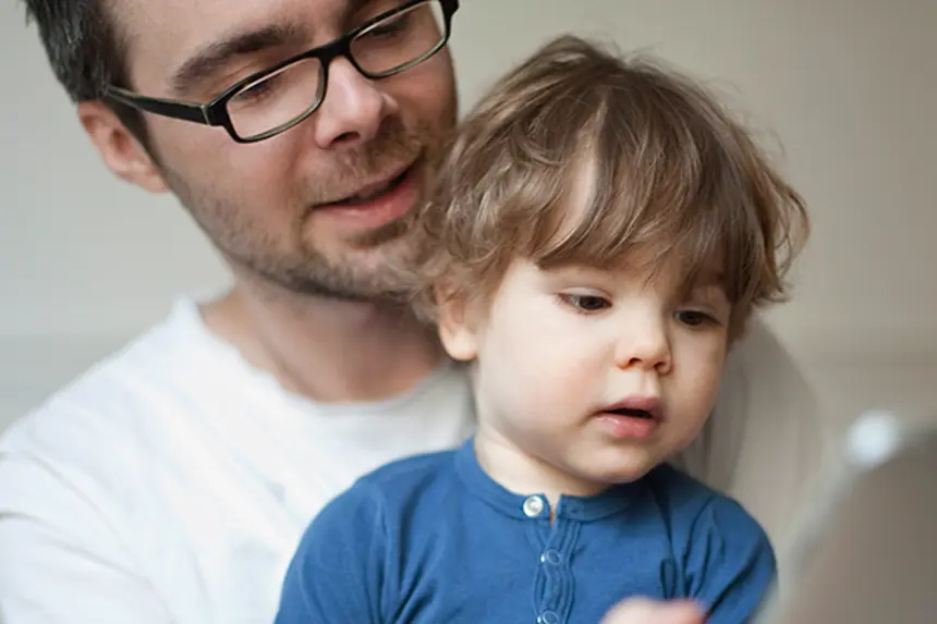 Far med gutt på fanget. Foto