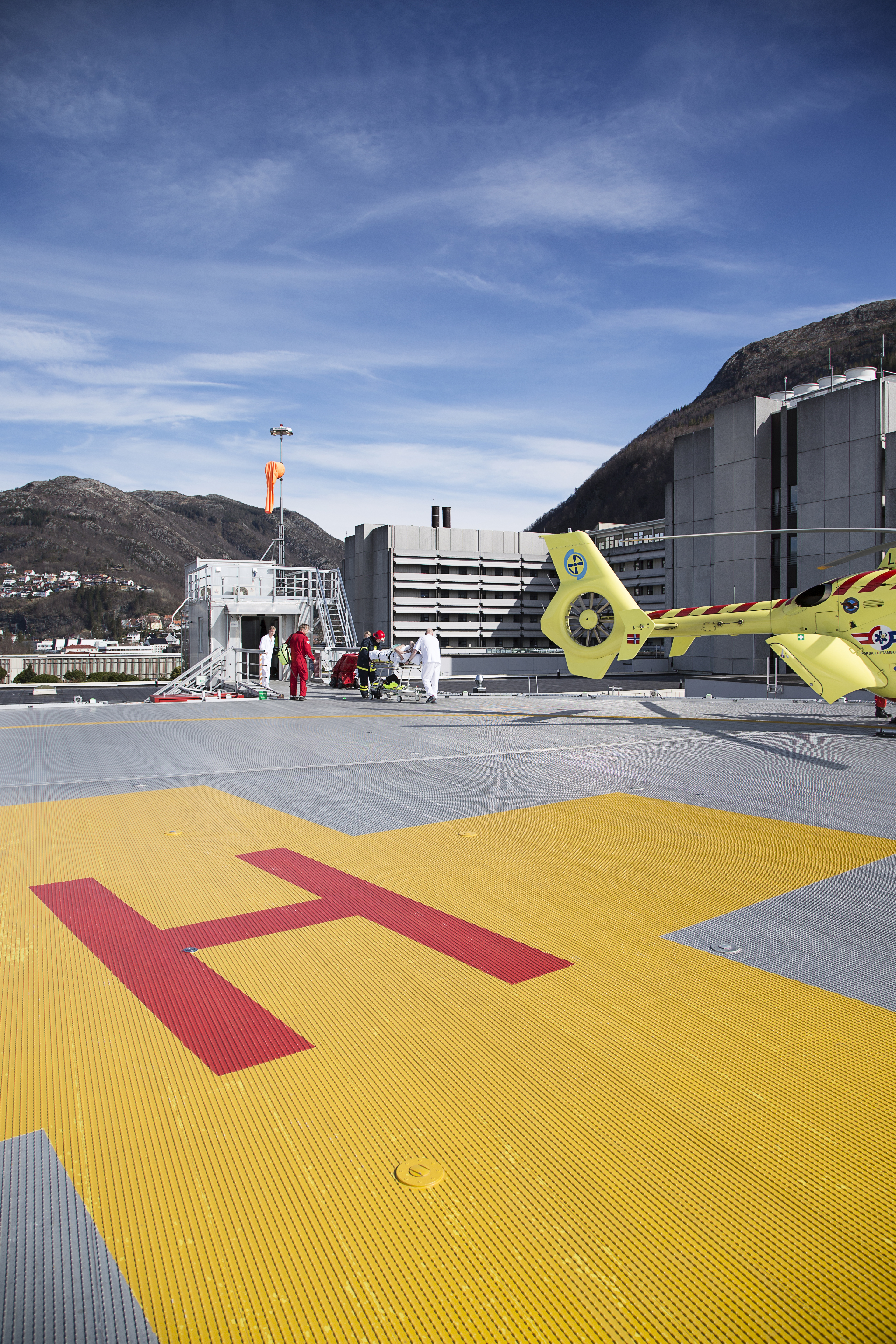 Luftambulanse på helikopterdekk.foto.