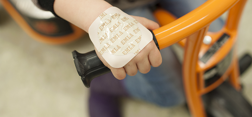 Emlaplaster på barnehand. Foto