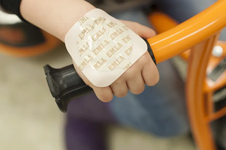 Emlaplaster på barnehand. Foto