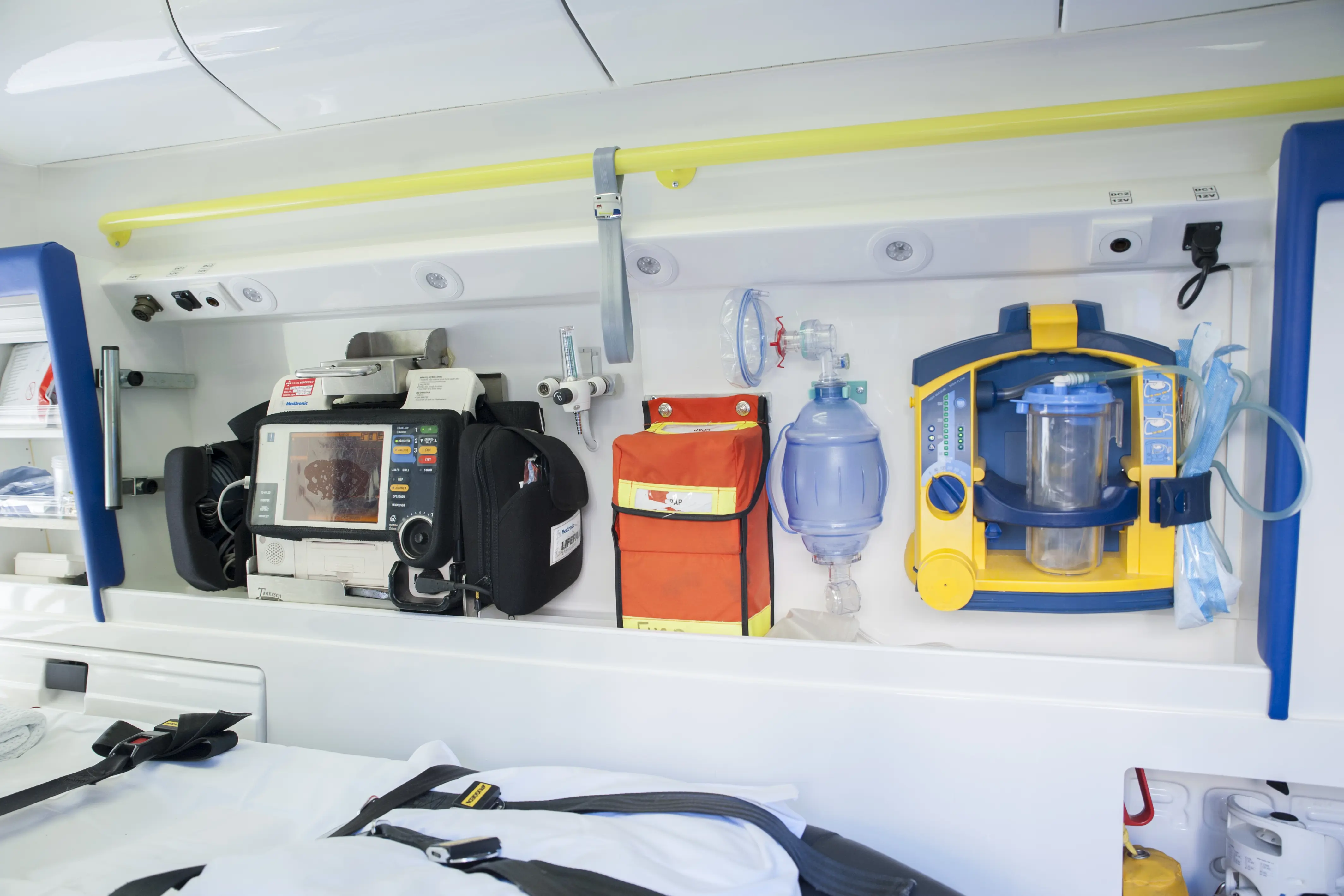 utstyr inne i en ambulanse. Foto.