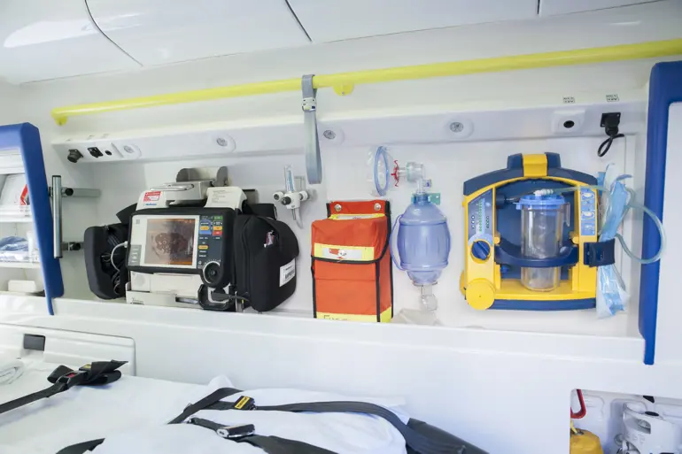 utstyr inne i en ambulanse. Foto.