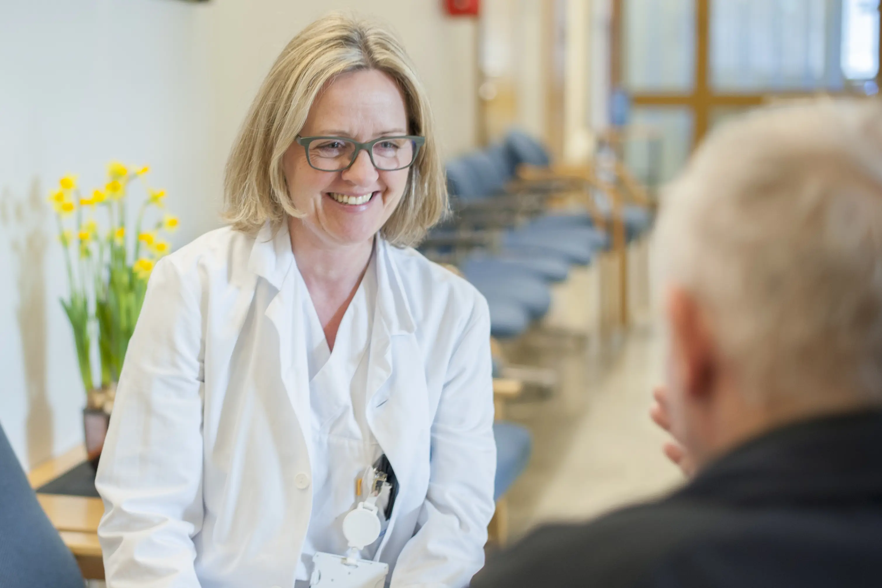 En kvinne i hvit frakk