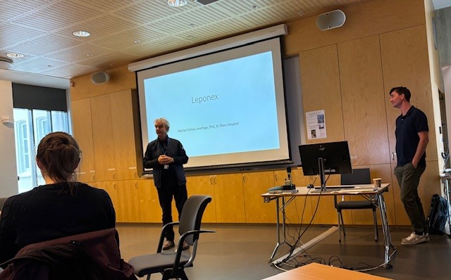 En person som holder en presentasjon