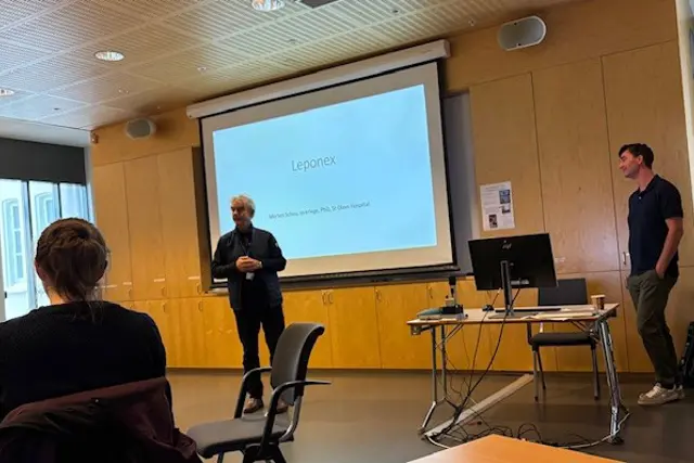 En person som holder en presentasjon