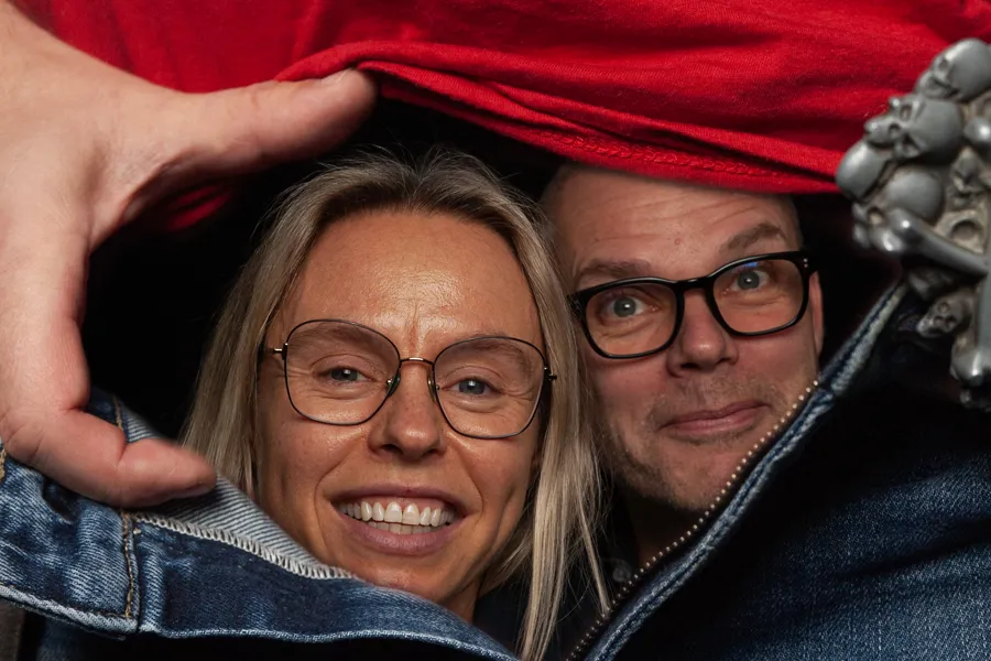 Bilete av Anne og Øyvind som kikker ut av ein gylf