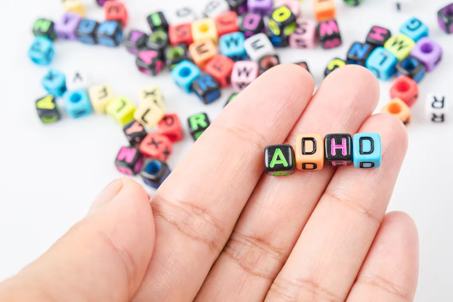 foto av hånd som holder bokstavene adhd