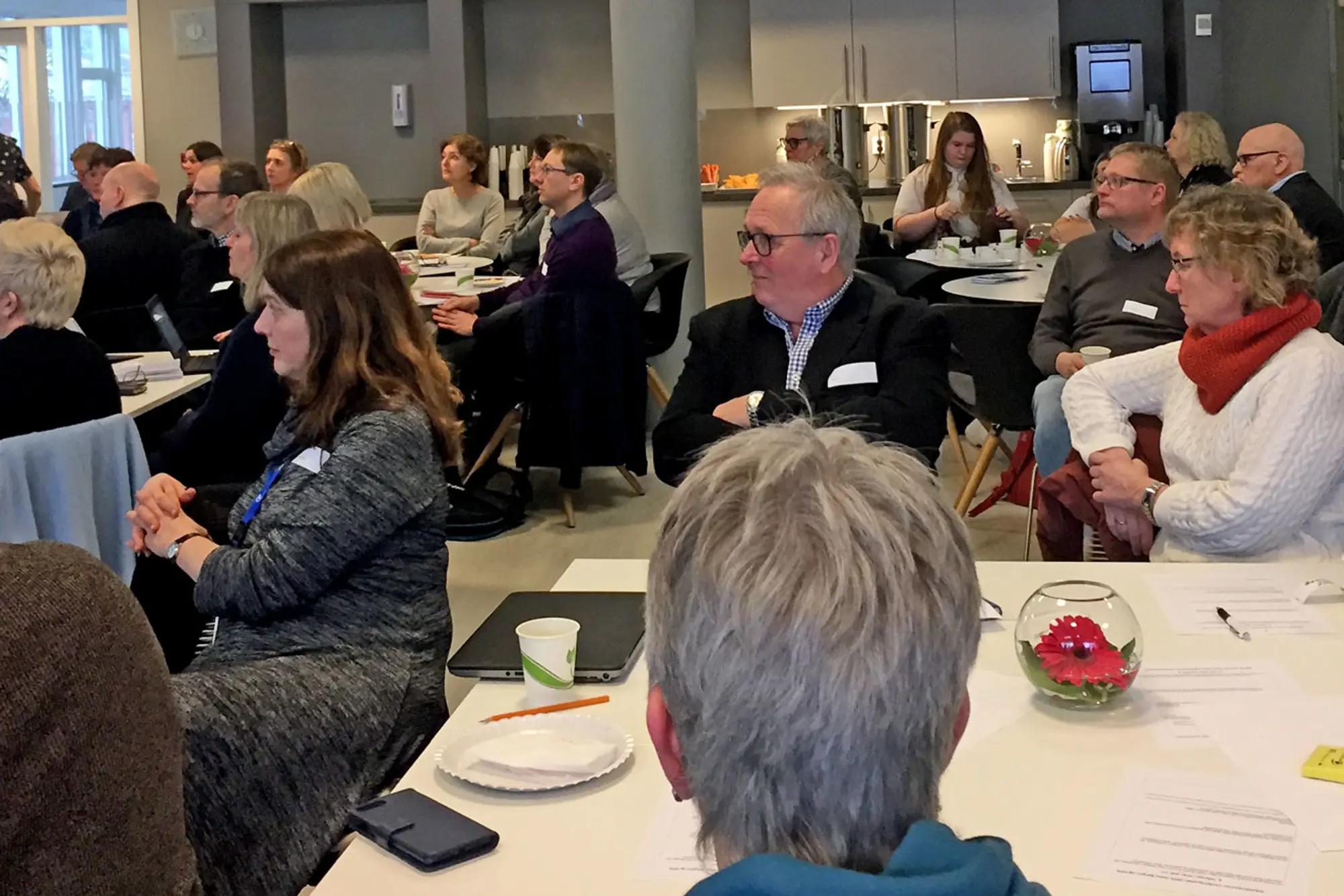 Mennesker på konferanse. Foto