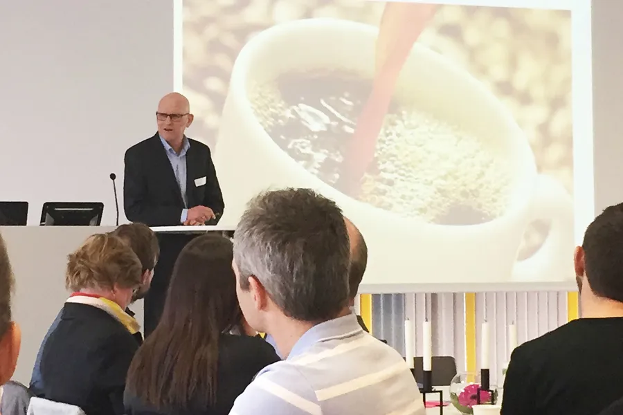 Daniel Hage på scenen. Foto