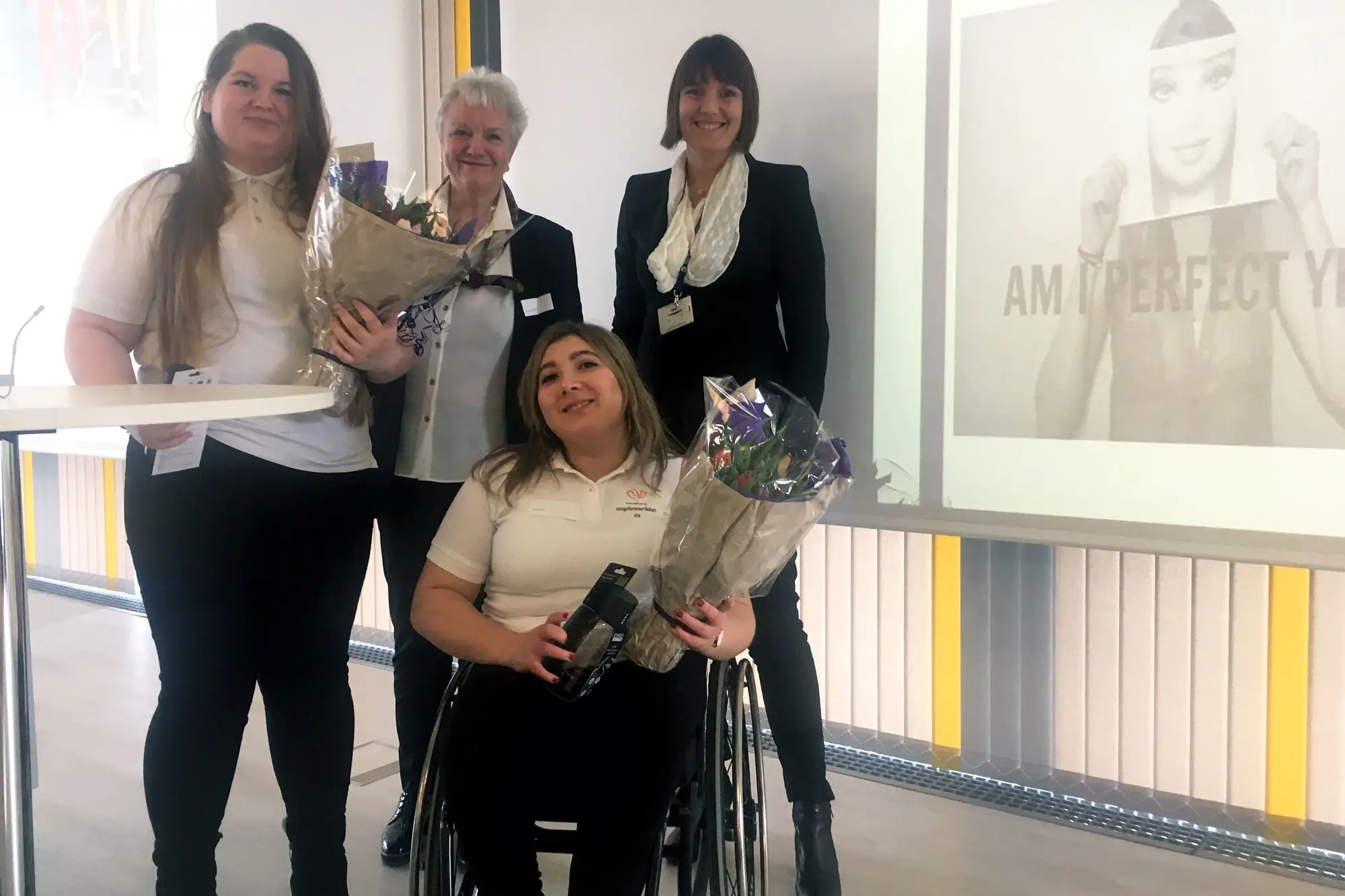 Ungdomsrepresentantene Sol og Ida sammen med Anne Sissel Faugstad og Gunbjørg Smedsvig. Foto