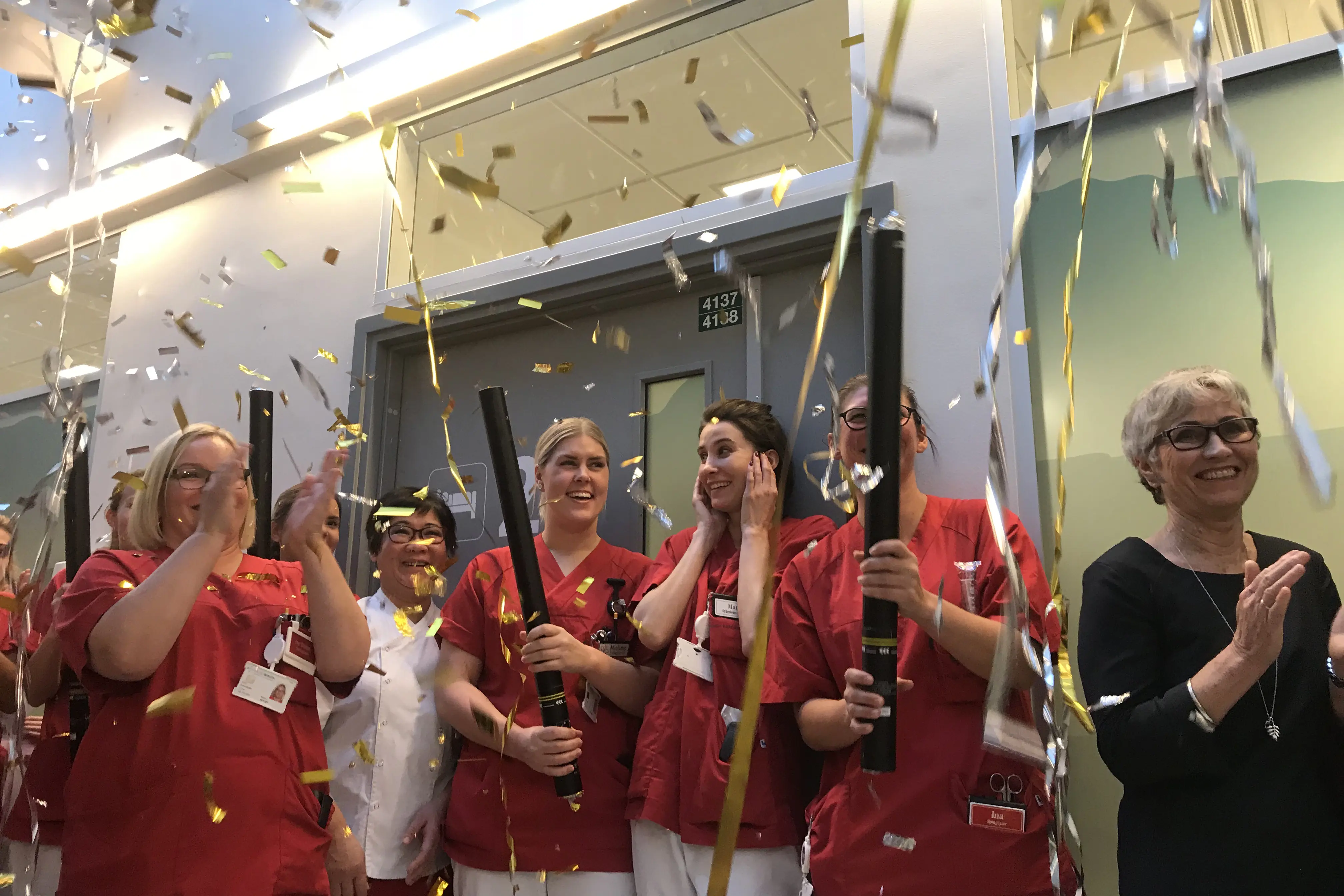 Ansatte med konfetti. Foto