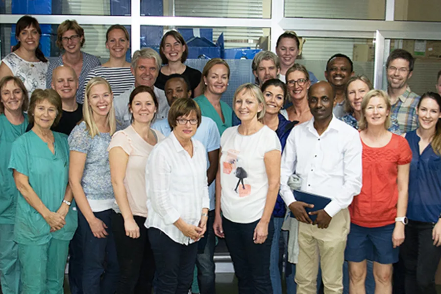 En gruppe mennesker som poserer for et bilde