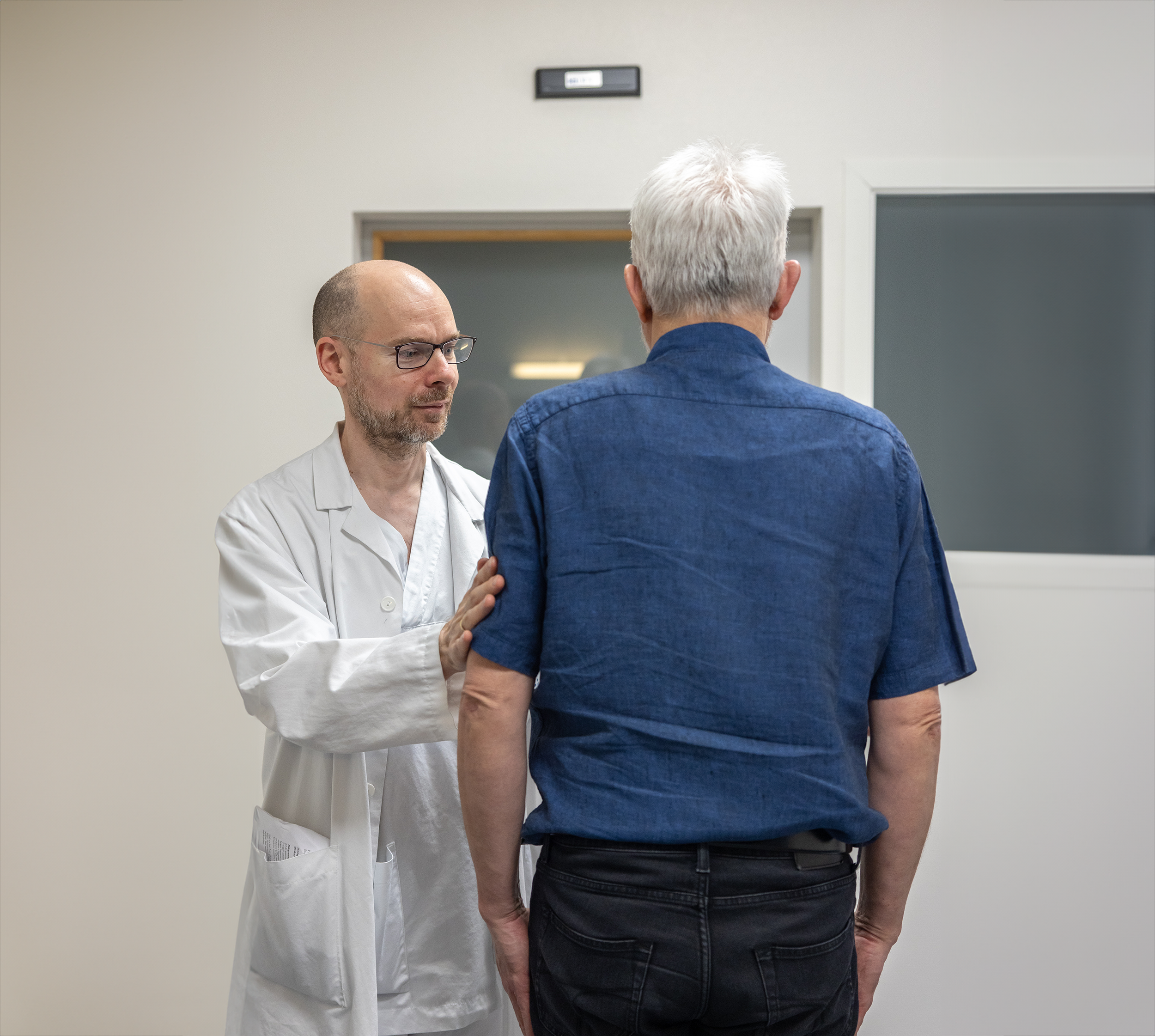 Testing for MS: ein lege som vurderer ein ståande pasient.