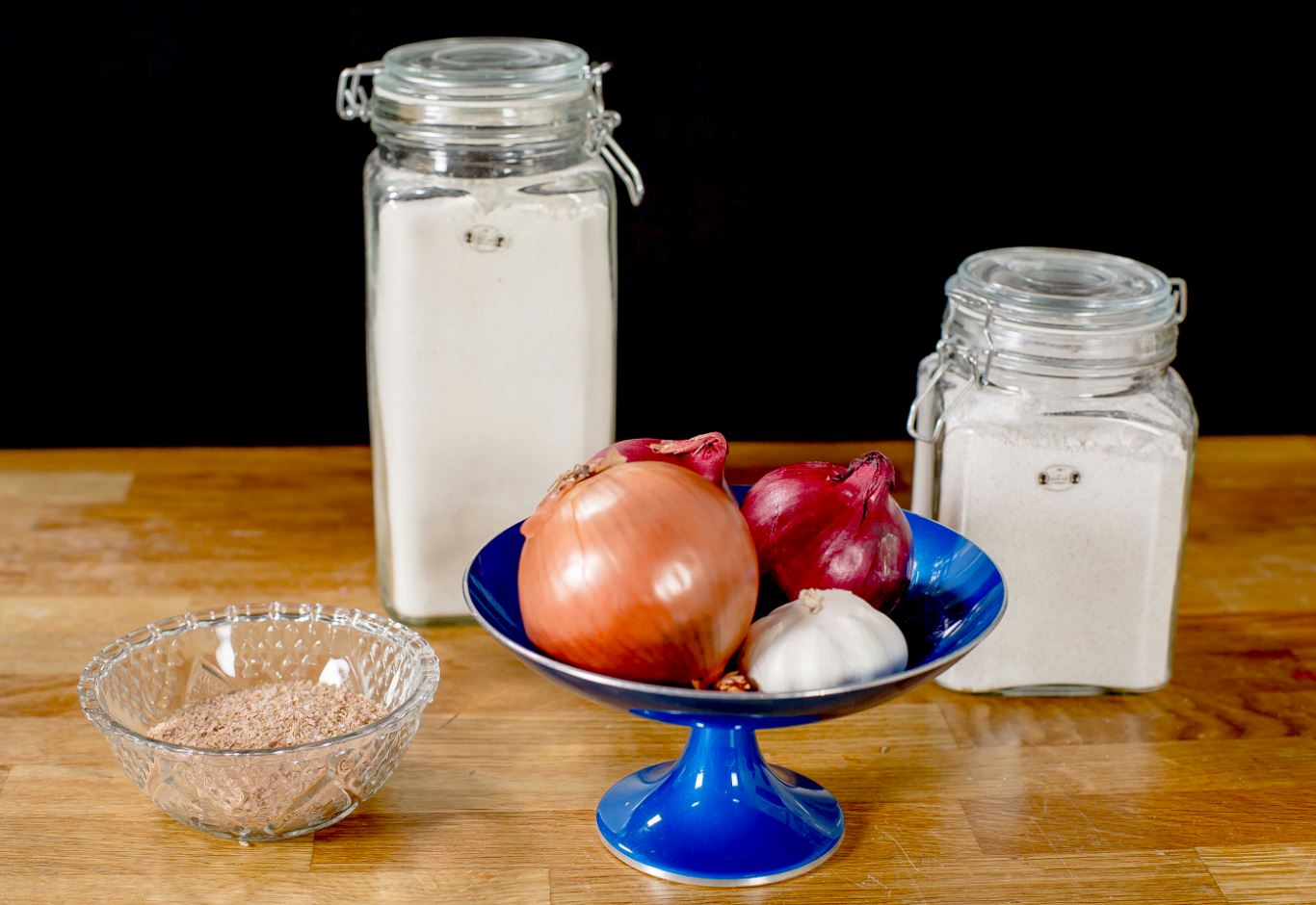 En bolle med frukt og en krukke melk på et bord