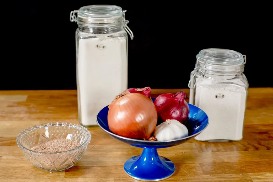 En bolle med frukt og en krukke melk på et bord
