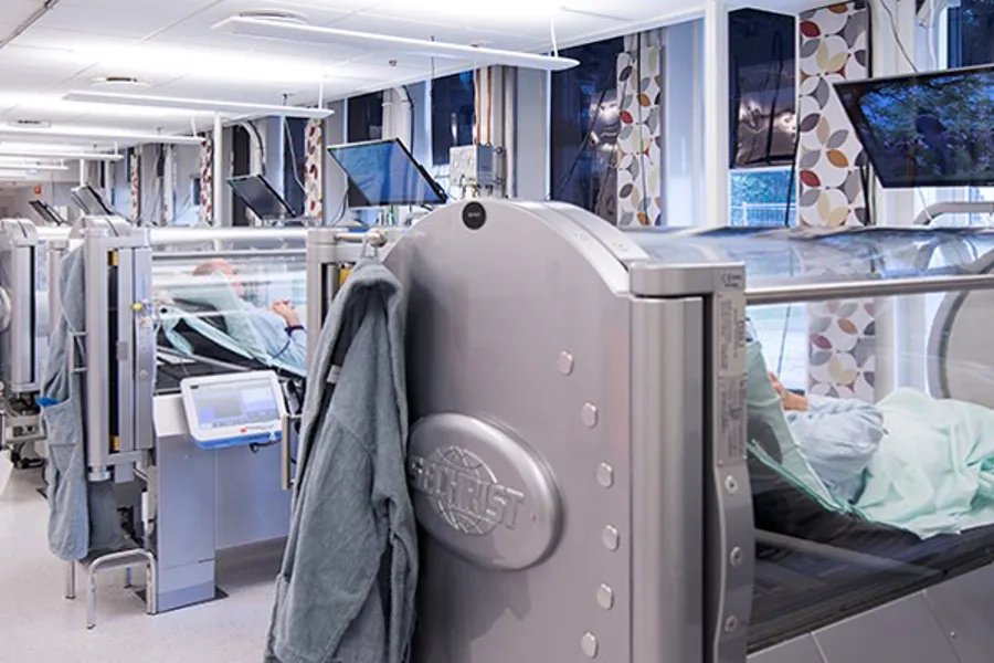 Et rom med TV og klær utstilt