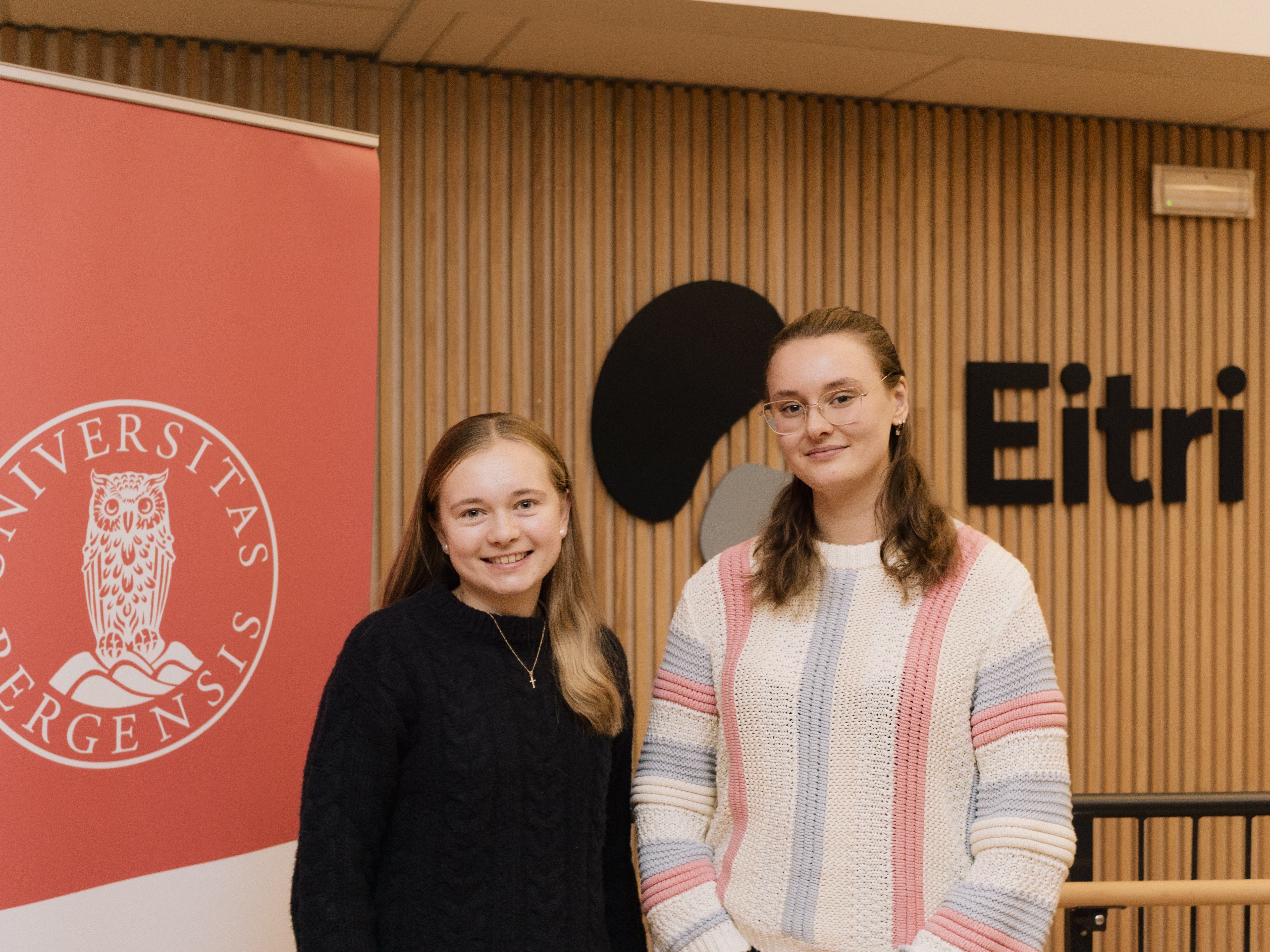 Et par kvinner som poserer for et bilde