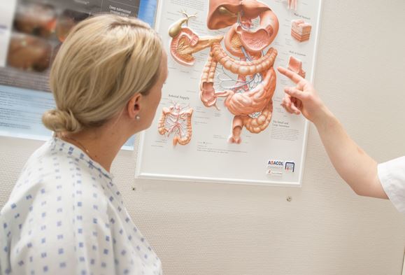 En person som tegner på en tavle