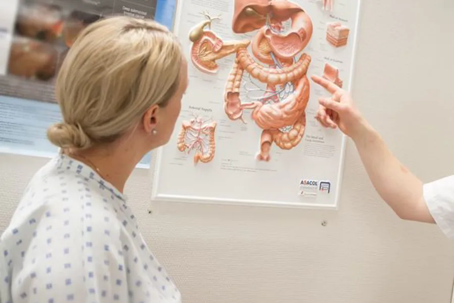 En person som tegner på en tavle