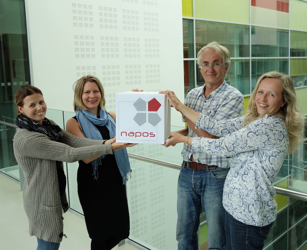 En gruppe mennesker som holder et skilt.