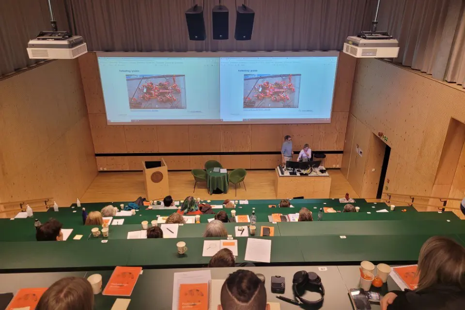 En gruppe mennesker i et rom
