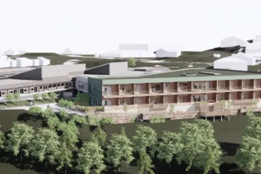 En bygning omgitt av trær